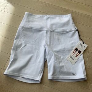 ALO YOGA HIGH WAISTED BIKE SHORTS SIZE SMALL IN WHITE